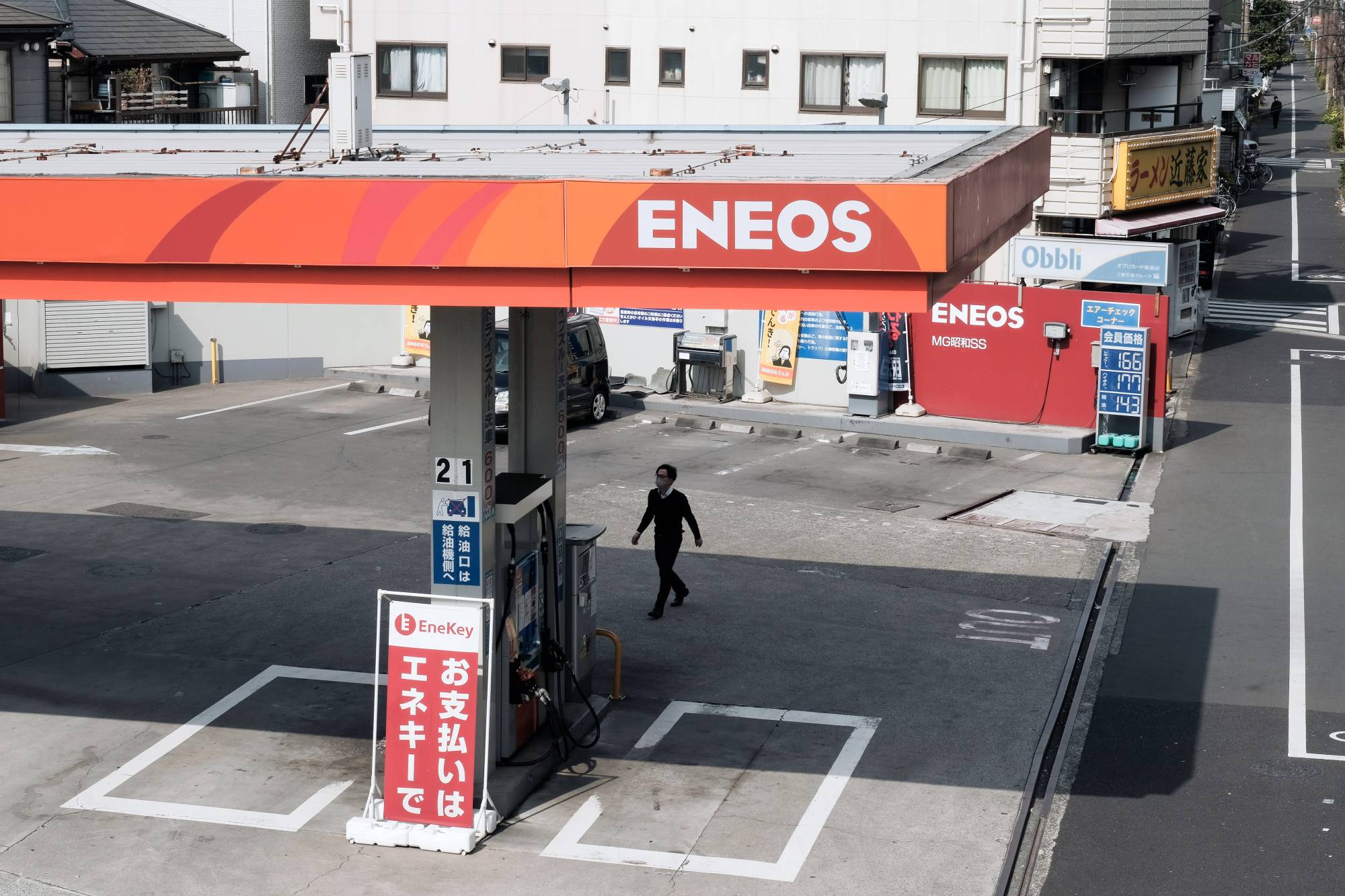 Eneos Holdings Inc. aims to withdraw from Myanmar's Yetagun gas project, following announcements from Malaysia's state-run Petronas and Japan's Mitsubishi Corp. last month that they were divesting from the project. | BLOOMBERG