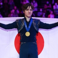 Men\'s competition winner Shoma Uno poses with his gold medal at the figure skating world championships in Montpellier, France, on Saturday. | AFP-JIJI