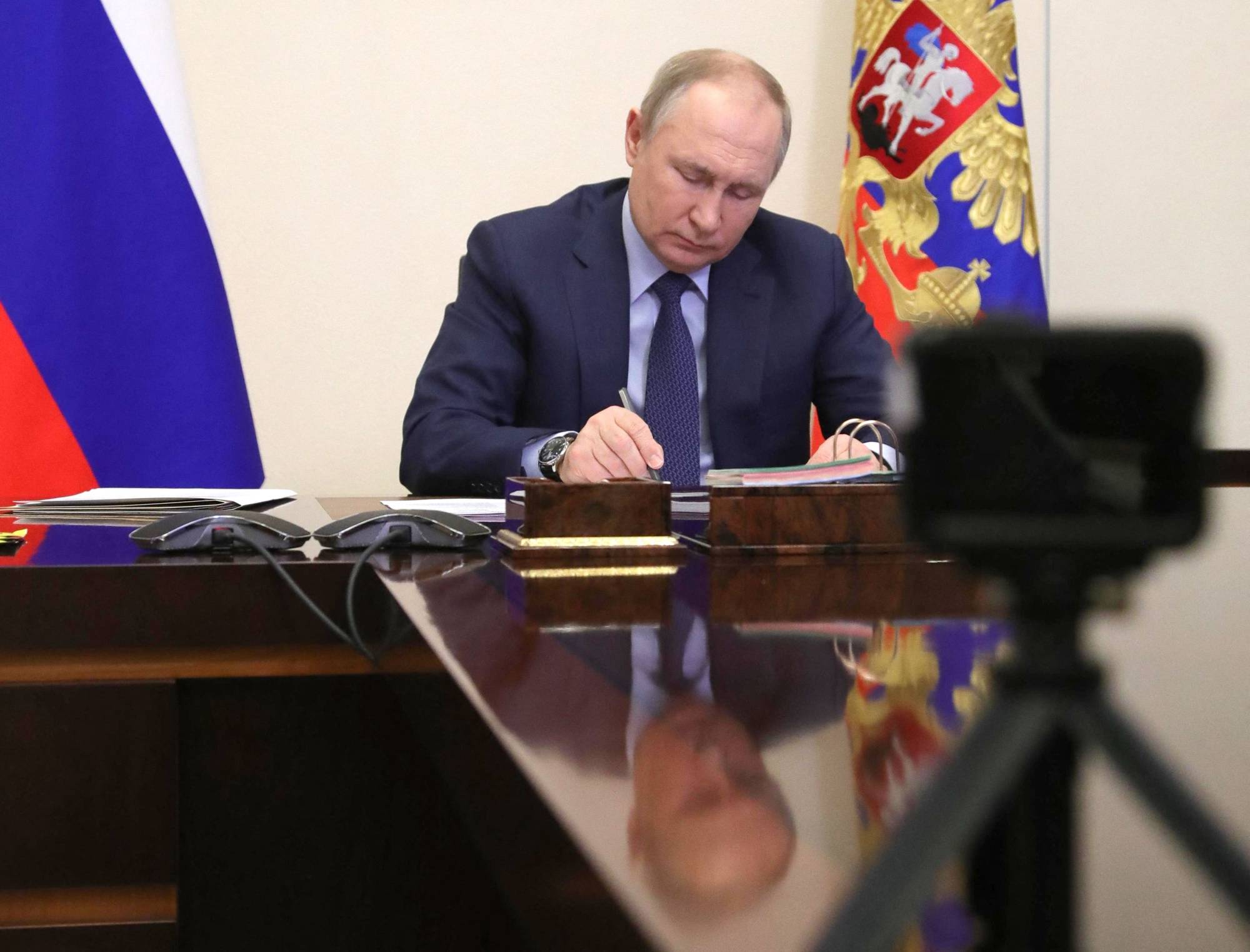 Russian President Vladimir Putin holds a meeting near Moscow on Friday. | SPUTNIK / via AFP-JIJI