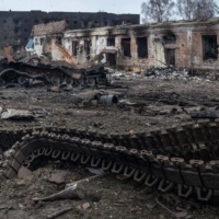 A Russian tank destroyed following a battle in the town of Trostyanets, in Ukraine\'s Sumy region, on Sunday | GENERAL STAFF OF THE ARMED FORCES OF UKRAINE / VIA AFP-JIJI