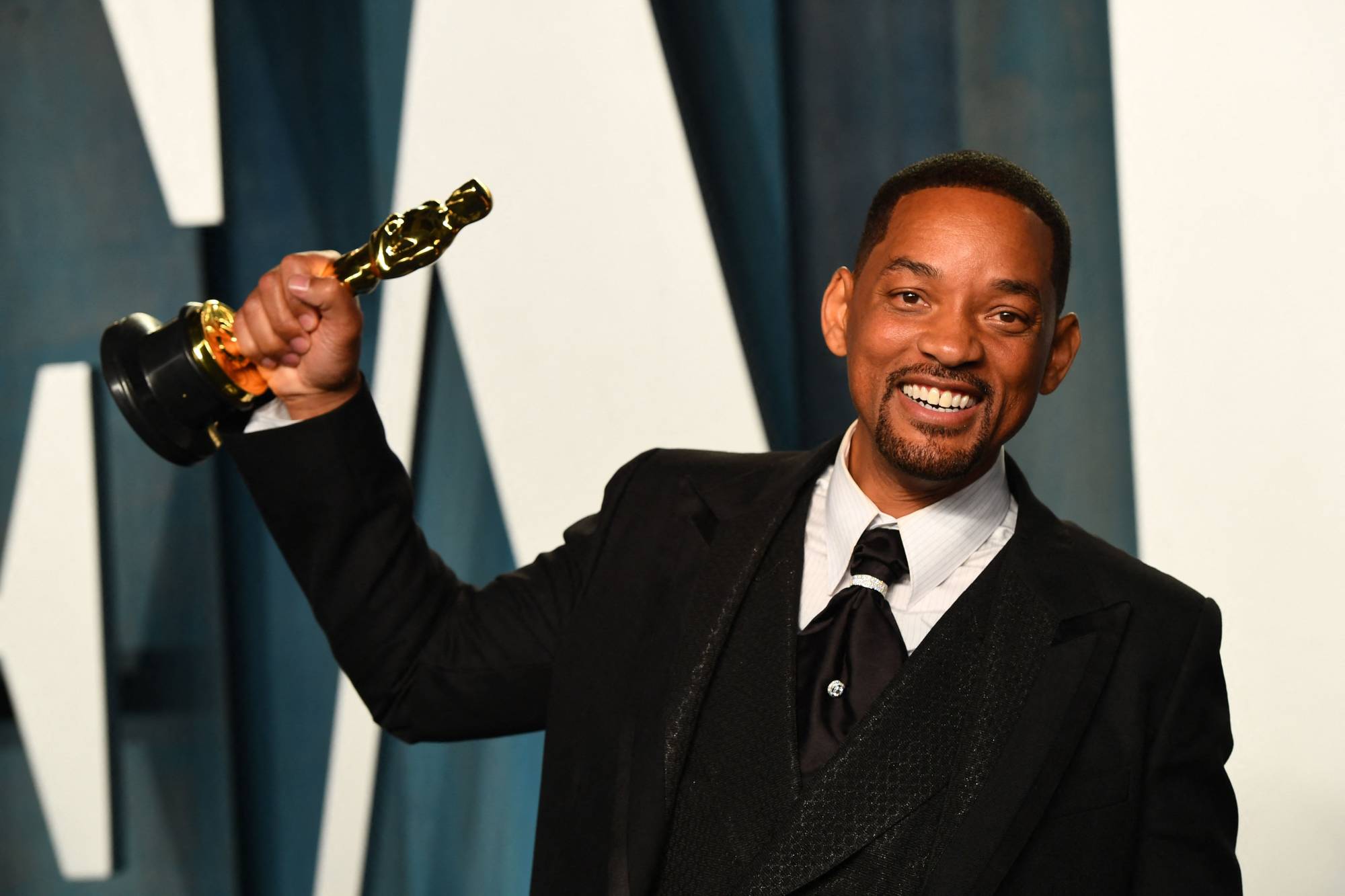 Will Smith displays his award for best actor in a leading role during an Oscar party in Beverly Hills, California, on Sunday. | AFP-Jiji