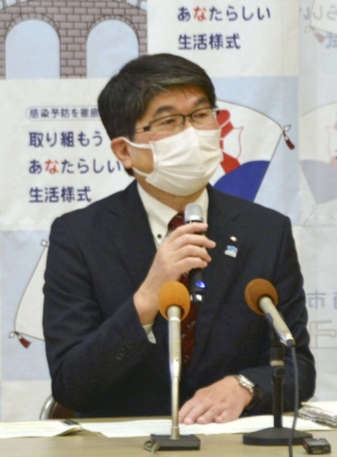 Nagasaki Mayor Tomihisa Taue speaks at a news conference in Nagasaki on Tuesday. | KYODO