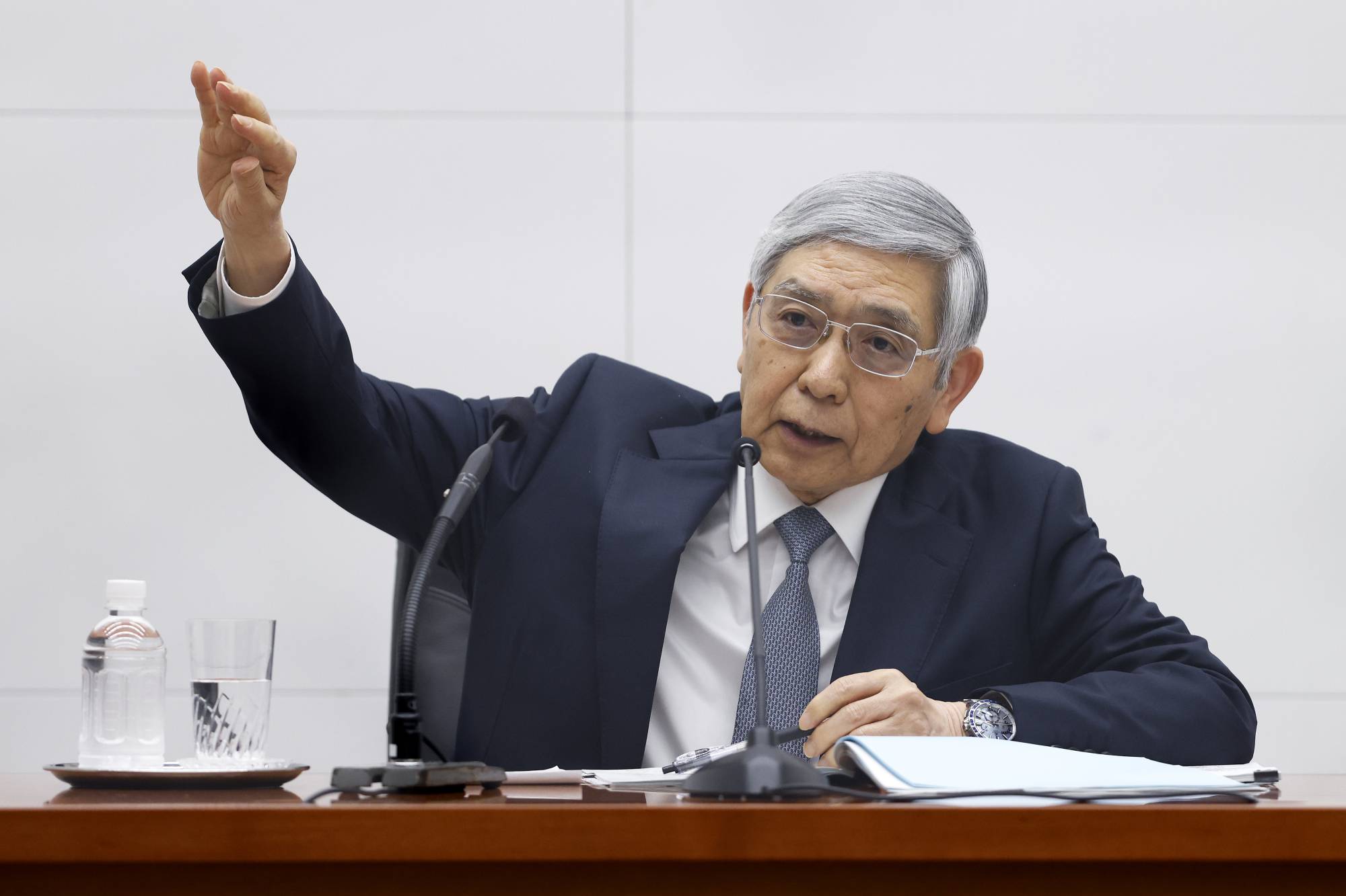 Haruhiko Kuroda, governor of the Bank of Japan, gave another strong indication that the central bank will continue capping long-term bond yields after holding a meeting with Prime Minister Fumio Kishida. | BLOOMBERG