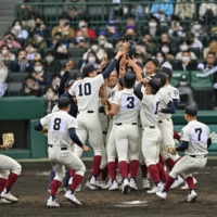 Osaka Toin celebrates after winning the Japanese High School Baseball Invitational Tournament title at Koshien Stadium in Nishinomiya, Hyogo Prefecture, on Thursday. | KYODO