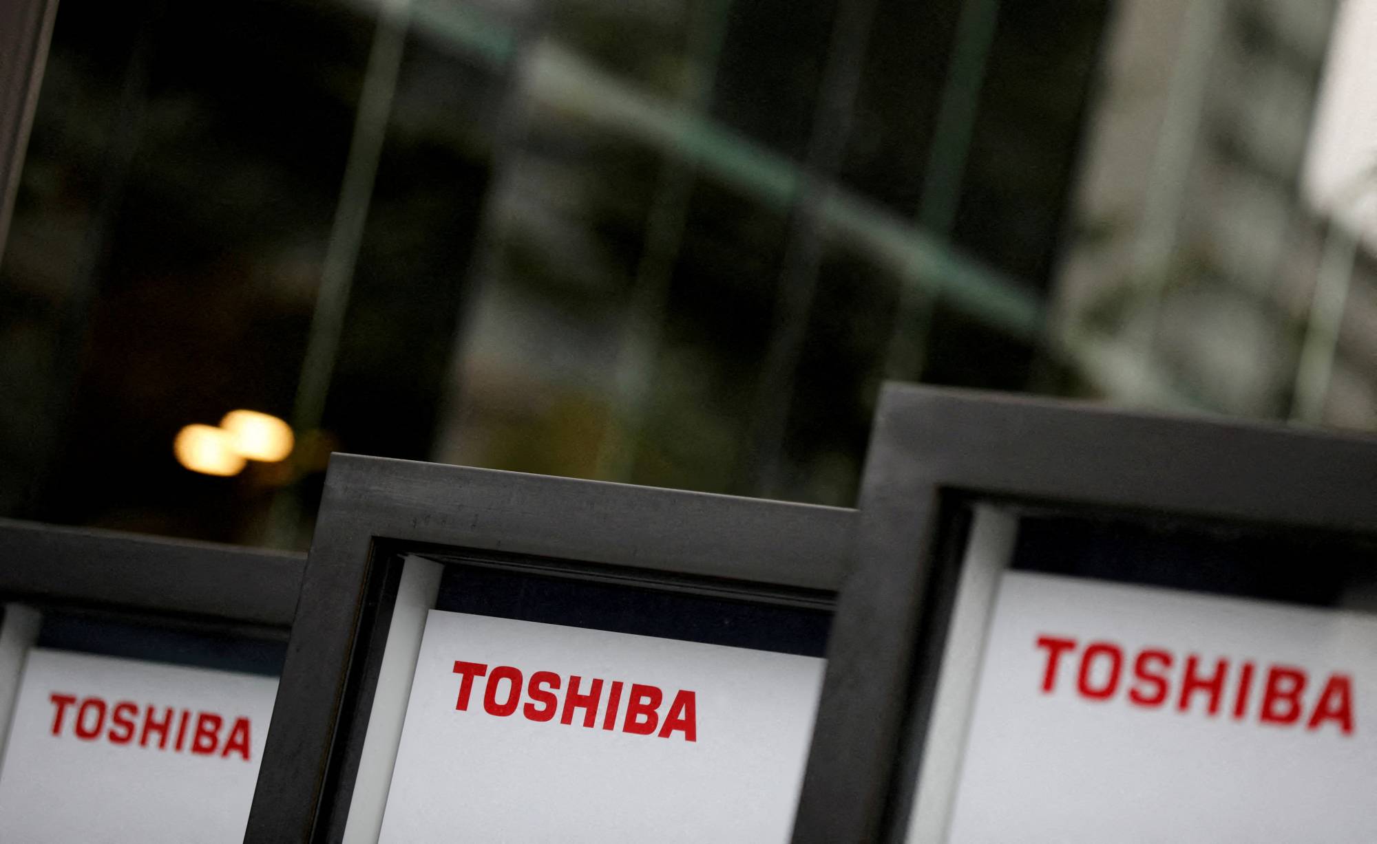 Toshiba's largest shareholder Effissimo Capital Management Pte Ltd. indicated it would sell Toshiba shares it holds to Bain Capital if it launched a takeover bid for the Japanese firm. | REUTERS