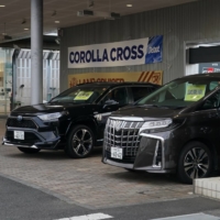 Toyota Motor Corp. has navigated a chip crunch crimping vehicle output more deftly than some of its peers, which helped it oust General Motors Co. as the No. 1 automaker in the United States for the last three months of 2021. | BLOOMBERG