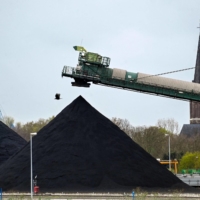 Hard coal reserves at German energy supplier Steag\'s coal-fired power plant in Duisburg, Germany, on Tuesday. A new sanctions package prepared by the European Union against Russia is set to include oil and coal. | AFP-JIJI