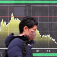 With Kishida set to unveil new economic and coronavirus steps, calls to increase government spending are growing among lawmakers, given that the Upper House election is just months away. | AFP-JIJI