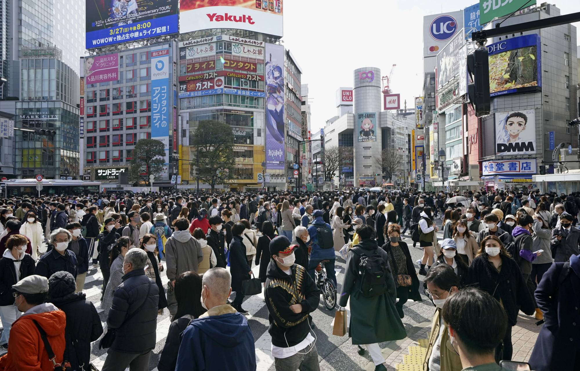 Shibuya Ward in Tokyo on March 21. In an apparent attempt to entice younger people to get their third jabs, the government is reportedly considering offering discounts for music and sports events to people who have received booster shots.  | KYODO