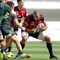 Michael Leitch (far right), Japan\'s captain at the last two Rugby World Cups, carries the ball for Toshiba Brave Lupus Tokyo in their 53-31 League One win over Toyota Verblitz on on Sunday. | KYODO