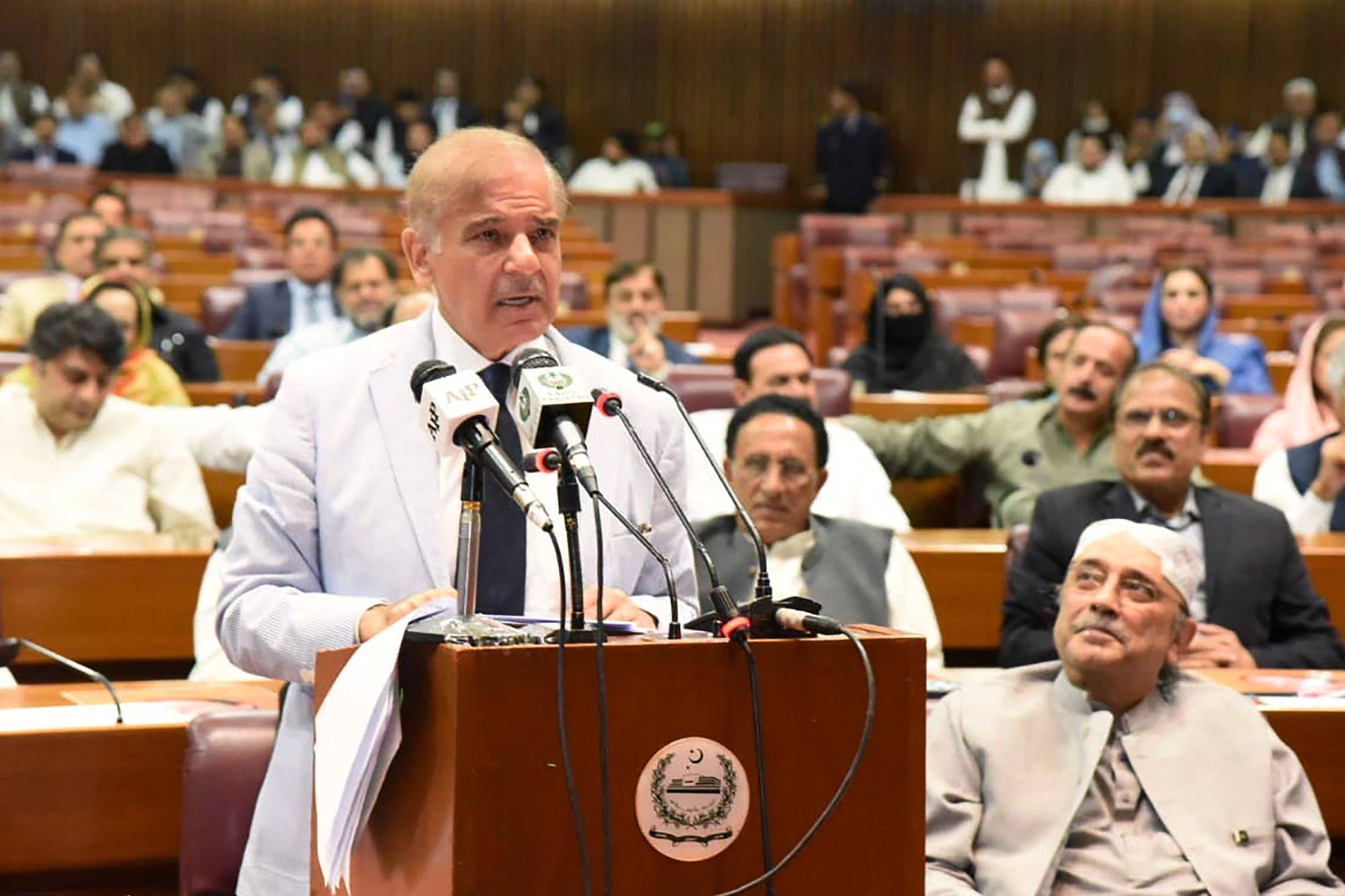 Pakistan's newly elected Prime Minister Shehbaz Sharif addresses the National Assembly in Islamabad on Monday.  | PRESS INFORMATION DEPARTMENT / VIA AFP-JIJI