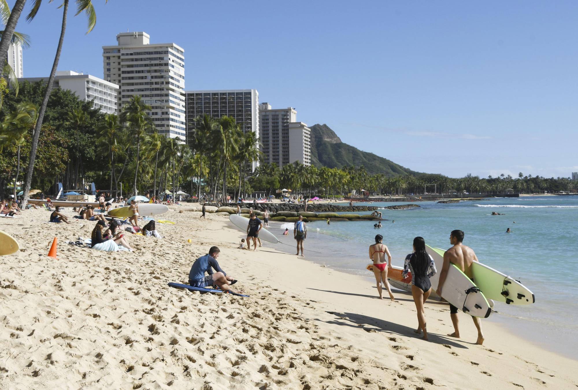 Travel agency HIS Co. plans to resume package tours to Hawaii starting in May for the first time in more than two years. | KYODO