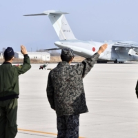 An Air Self-Defense Force C-2 transport aircraft leaves the ASDF\'s Miho base in Sakaiminato, Tottori Prefecture, on March 10, in Japan\'s second delivery of bulletproof vests and helmets to Ukraine via Poland amid the Russian invasion. | KYODO