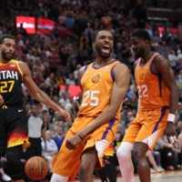 Forward Mikal Bridges (center) and the rest of the Phoenix Suns hope this is the year for their first NBA title after finishing runner-up in 2021. | USA TODAY / VIA REUTERS