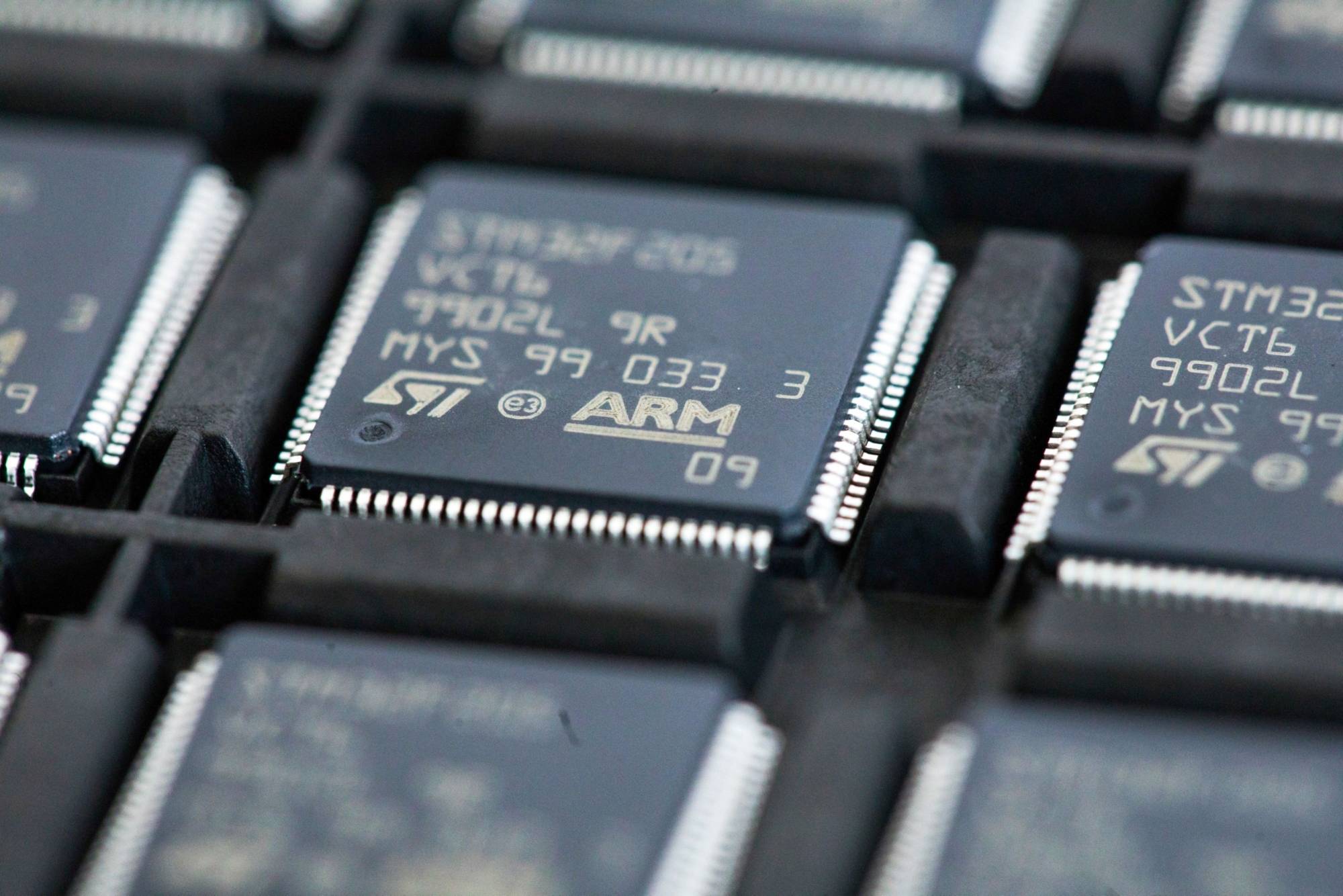 SoftBank Group Corp. has decided to sell a smaller portion of Arm Ltd. now, given the current slump in chip stocks, thinking there will be an opportunity to get a higher valuation for the remainder later. | BLOOMBERG