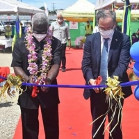 China\'s Ambassador to the Solomon Islands Li Ming (right), and Solomon Islands Prime Minister Manasseh Sogavare (left) cutting a ribbon during the opening ceremony of a China-funded national stadium complex in Honiara, Solomon Islands.  The stadium complex, reportedly worth $53 million, will host the 2023 Pacific Games. | AFP-JIJI