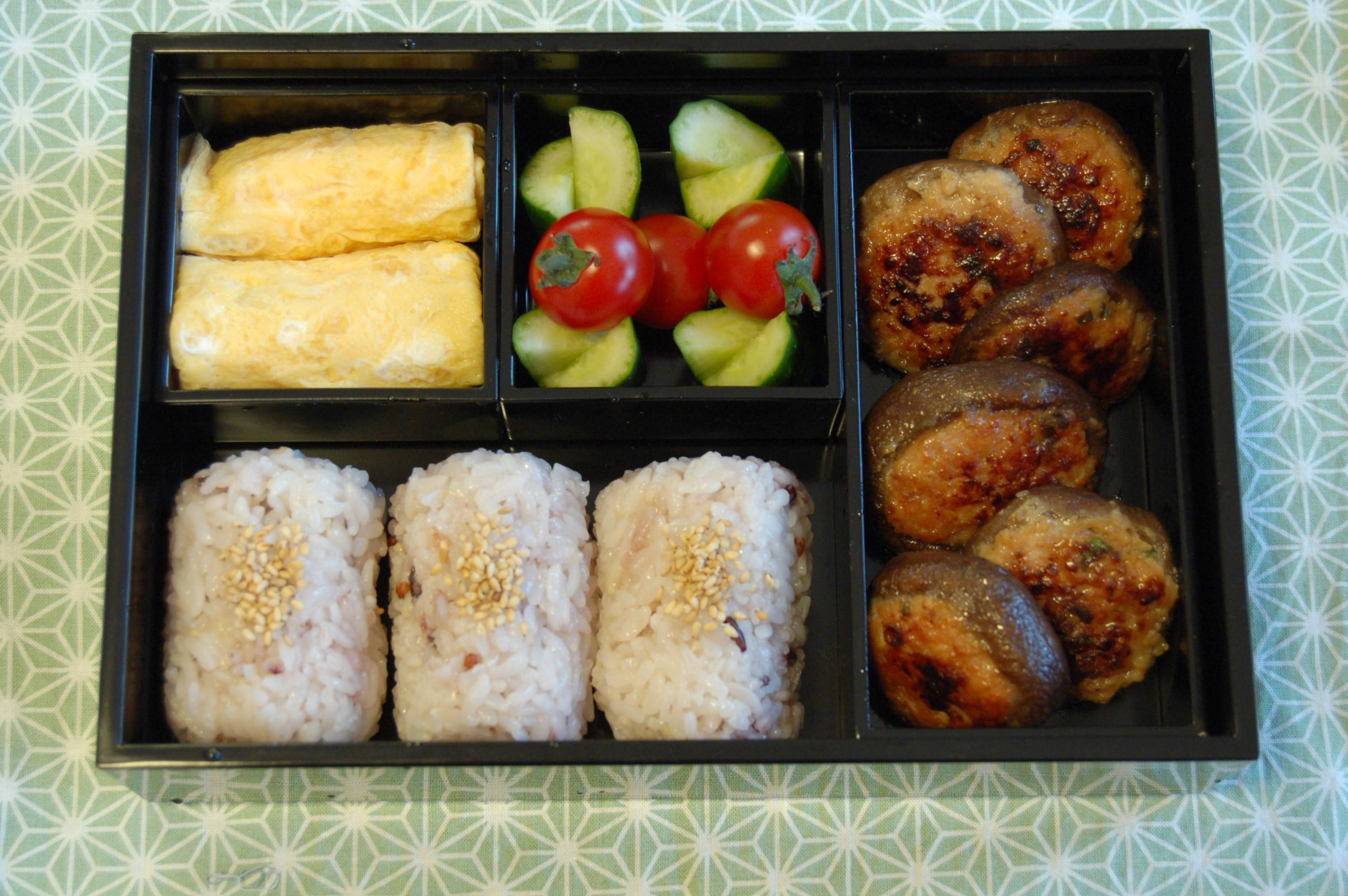With some handy rice molds and clever knife work, you can put together a bento as easy on the taste buds as it is on the eyes. | ELIZABETH ANDOH