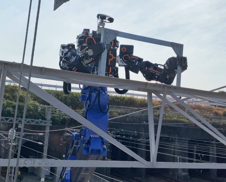 West Japan Railway Co.'s prototype robot can reach high and dangerous places for railway maintenance. | JR WEST 