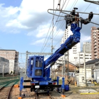 The operator\'s responsive controls can sense weight, resistance and other sensations from the robot\'s arms, allowing for a more intuitive operation | JR WEST
