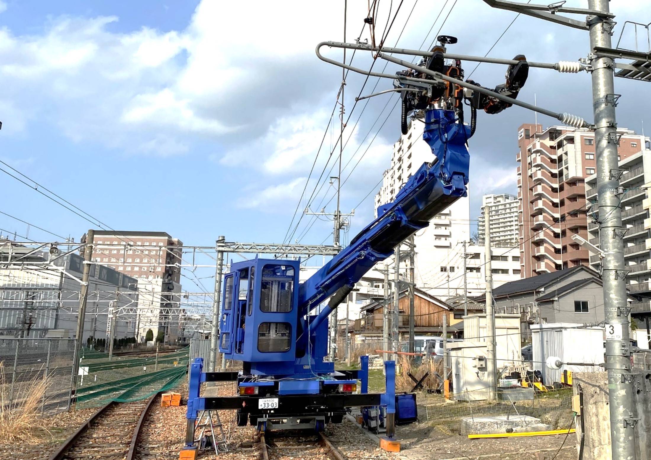 The operator's responsive controls can sense weight, resistance and other sensations from the robot's arms, allowing for a more intuitive operation | JR WEST 