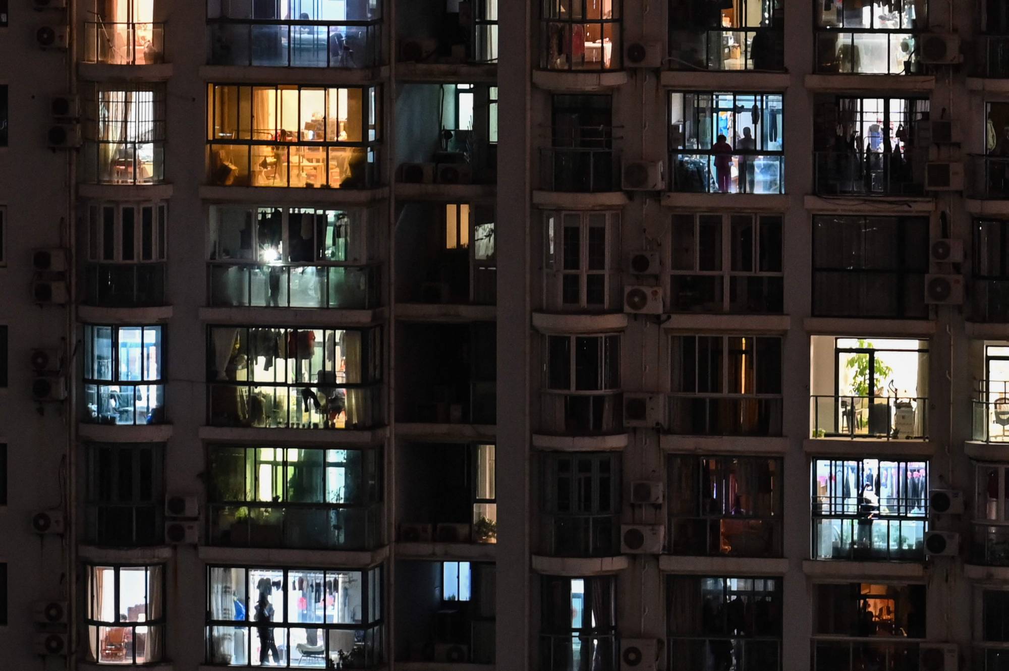 Many residents remain at home on Friday during the COVID-19 lockdown in the Jing'an district in Shanghai. | AFP-JIJI