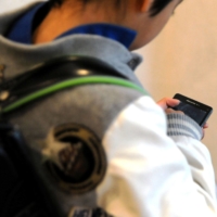 A survey said 51.6% of parents give smartphones to their children in elementary school, up 11.5 percentage points from the previous poll in 2019. | KYODO
