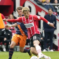 Ritsu Doan tries to control the ball during PSV\'s match against Willem II on Sunday.  | KYODO
