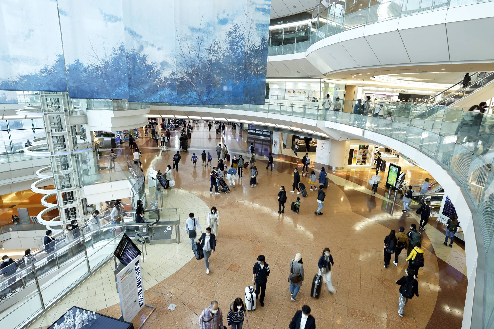 Haneda Airport on Friday. With the yen weakening, traveling to Japan is more affordable for foreign tourists — but the nation isn’t able to cash in due to COVID-19 border restrictions. | BLOOMBERG