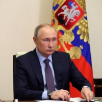 Russian President Vladimir Putin chairs a meeting on the situation in the oil and gas sector at the Novo-Ogaryovo state residence outside Moscow, on April 14. Putin called for diversification of energy exports towards Asia, warning that European countries were destabilizing the market by moving to cut out Russian deliveries.  | AFP-JIJI