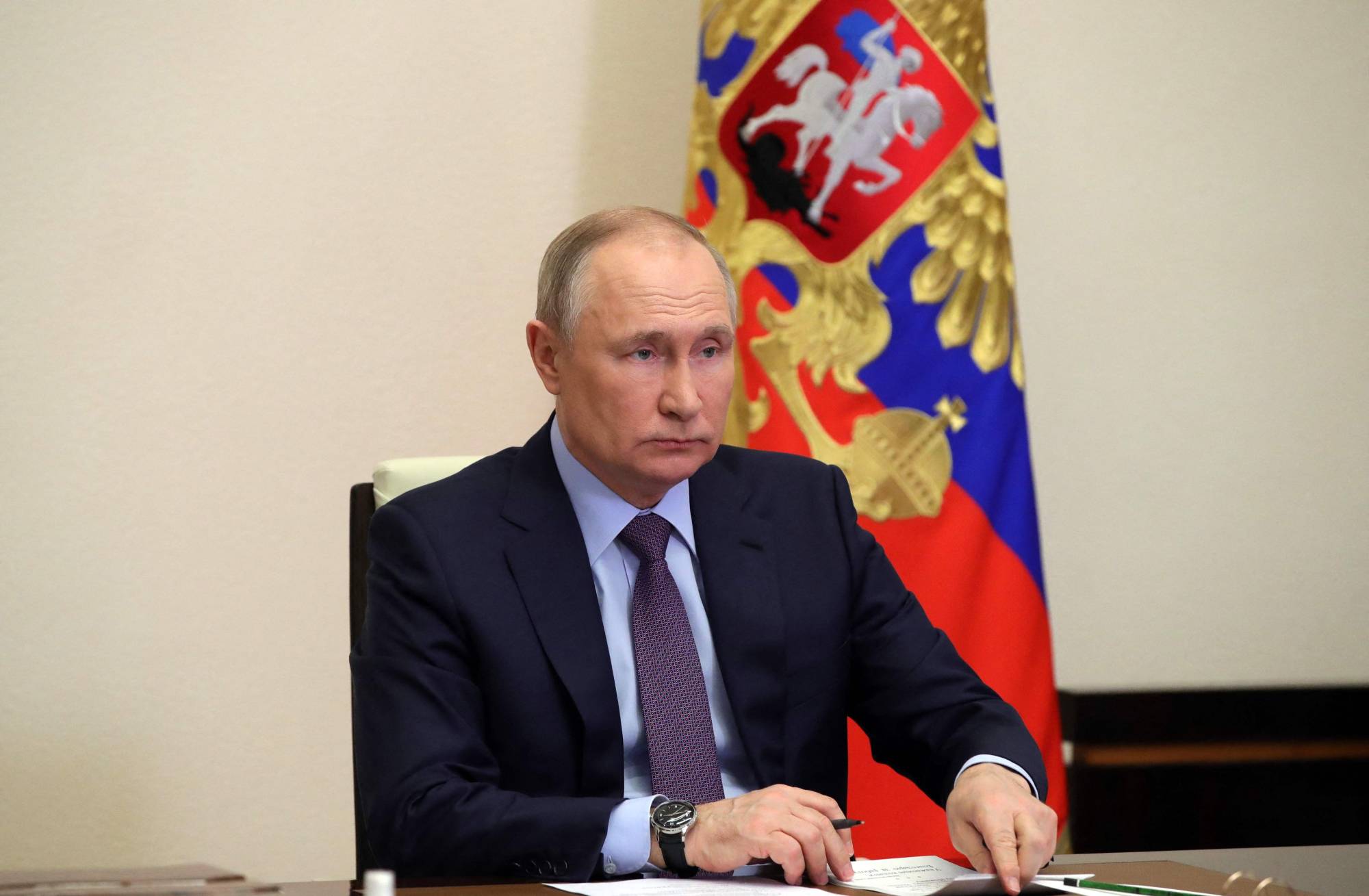 Russian President Vladimir Putin chairs a meeting on the situation in the oil and gas sector at the Novo-Ogaryovo state residence outside Moscow, on April 14. Putin called for diversification of energy exports towards Asia, warning that European countries were destabilizing the market by moving to cut out Russian deliveries. | AFP-JIJI