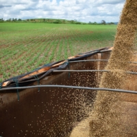 Soybeans are harvested on a farm near Brasilia. | BLOOMBERG 