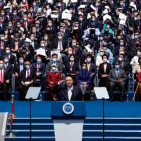New South Korean President Yoon Suk-yeol takes the oath of office during his inauguration at the National Assembly in Seoul on Tuesday. | SIPA / VIA BLOOMBERG
