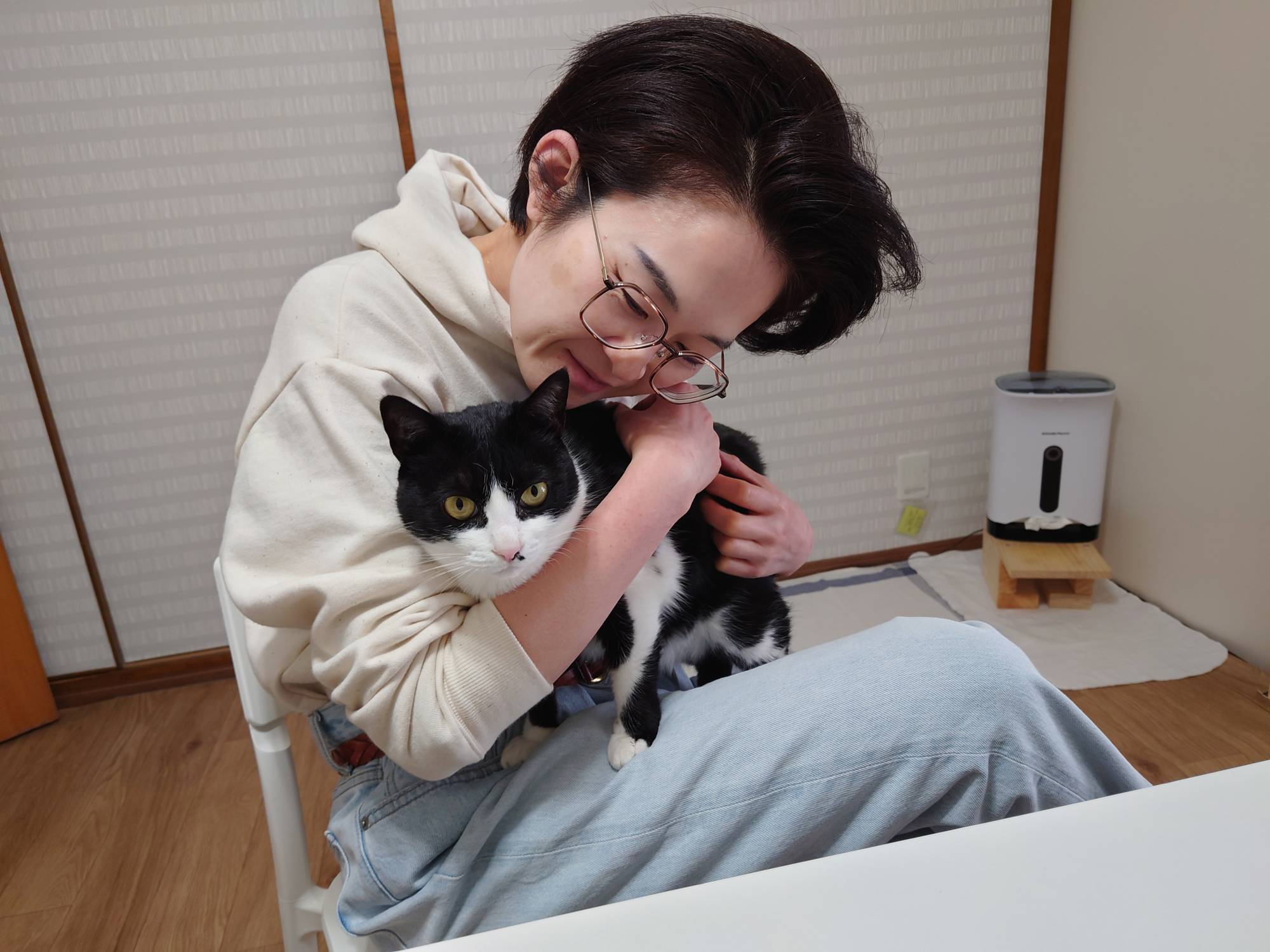 Hisae Takahashi snuggles up with Hokuro, who has really come out of her shell since being adopted. | SATORU TAKAHASHI 