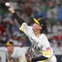 Nao Higashihama of the SoftBank Hawks pitches against the Seibu Lions in their Pacific League game at Fukuoka\'s PayPay Dome on Wednesday. | KYODO