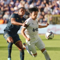 Royale Union Saint-Gilloise\'s Kaoru Mitoma (right) runs after the ball during his club\'s Belgian league game against Anderlecht in Brussels on Sunday. | KYODO