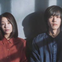 Suzu Hirose (left) plays a woman who harbors feelings for a man (Tori Matsuzaka, right) with whom she had an age-inapropriate bond as a child in “Wandering.” | © 2022 \"WANDERING\" FILM PARTNERS

