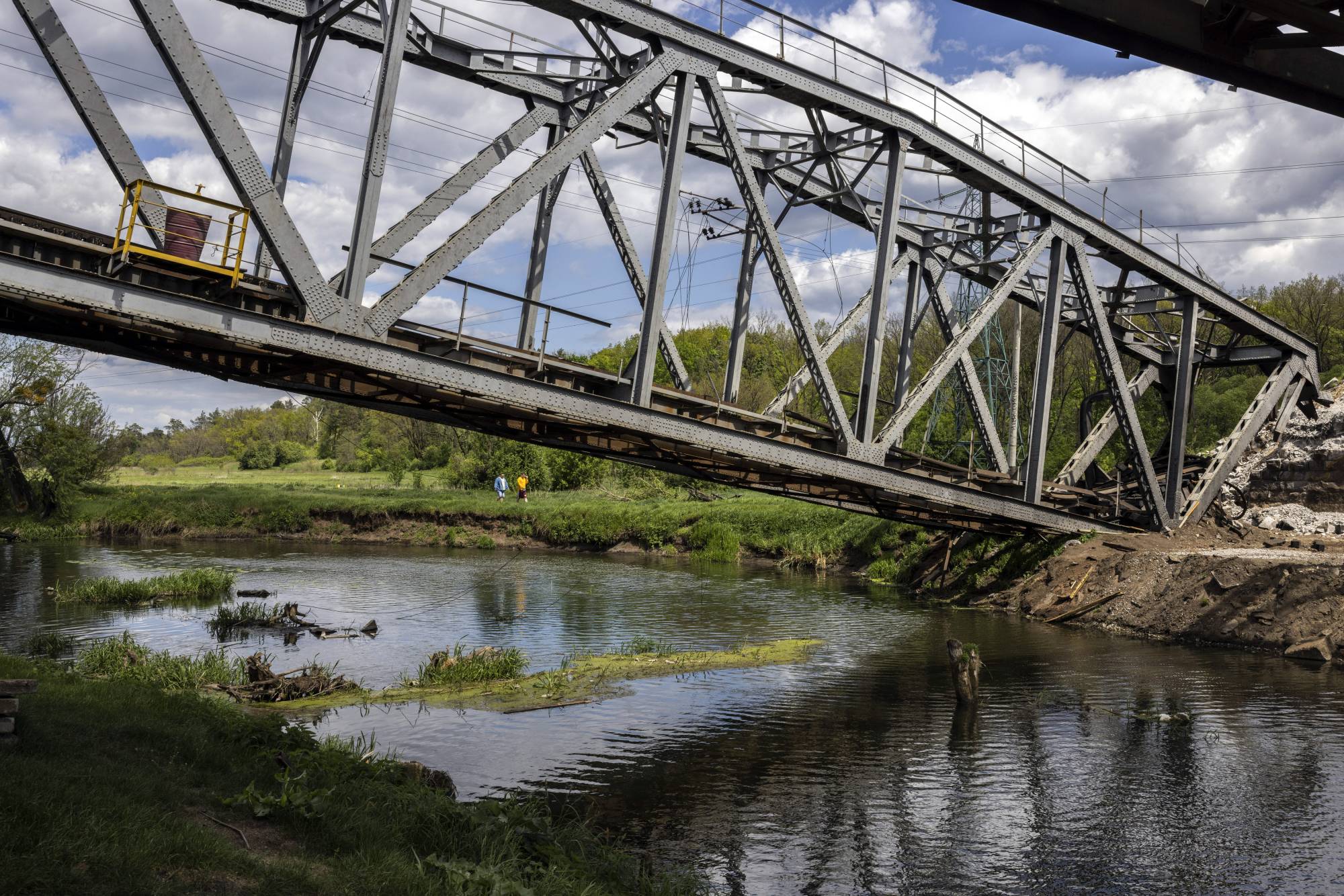 A destroyed railway bridge in Irpin, Ukraine, on Monday. Russian President Vladimir Putin's forces have pressed against Ukraine's battle-hardened, fortified positions in the east, trying to cut them off in a massive encirclement. | Ivor Prickett / The New York Times