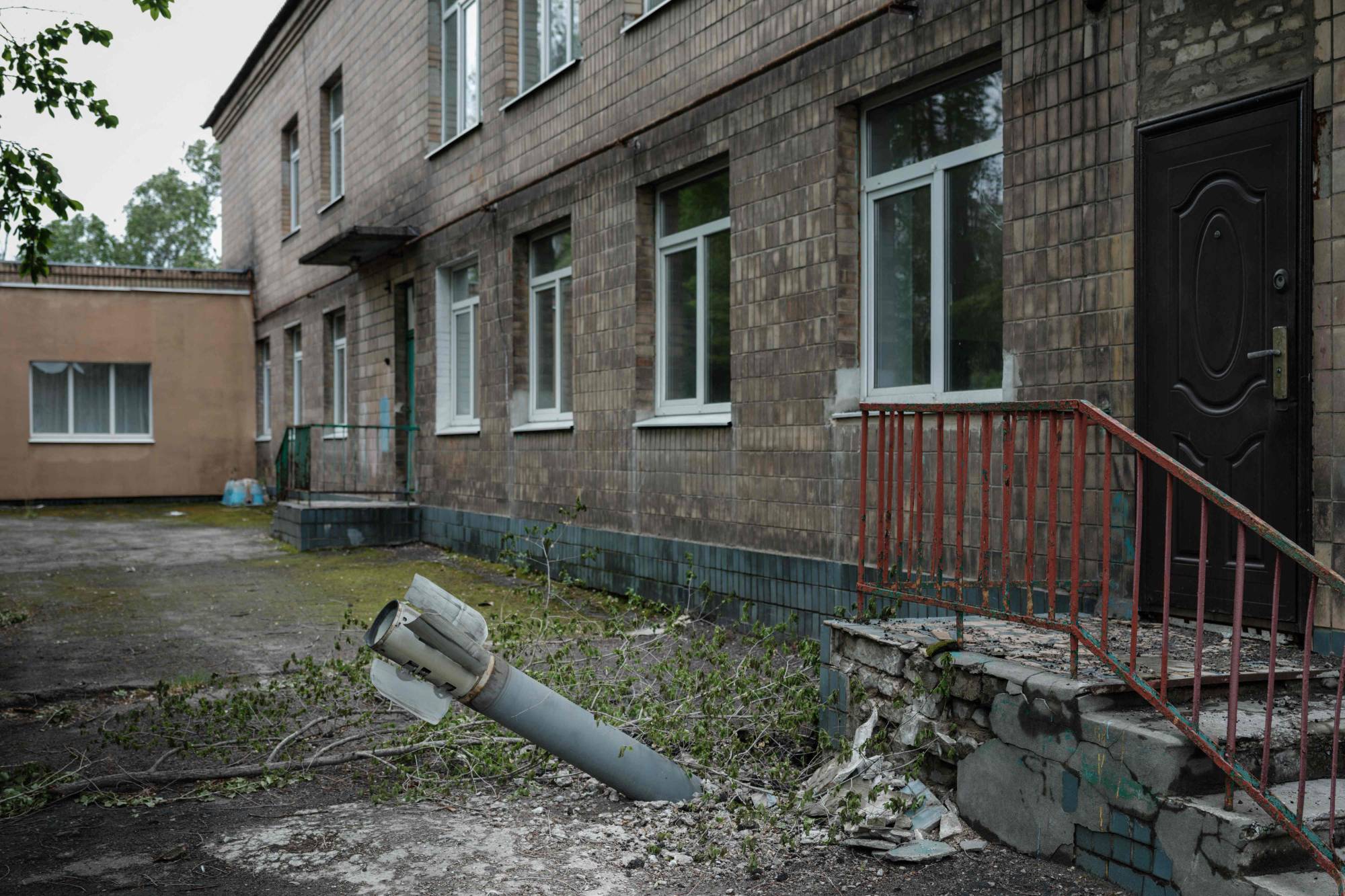 An unexploded ordnance at the backdoor of a kindergarten in Lysychansk, eastern Ukraine, on Saturday. The influx of Western heavy guns could give Ukraine an edge in a war that has revolved around artillery duels. | AFP-Jiji