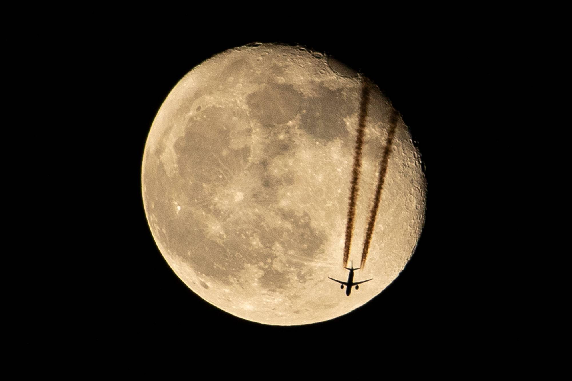 As the U.S., China and other nations target the moon, the need to establish rules to avoid conflict is becoming more urgent. | AFP-Jiji