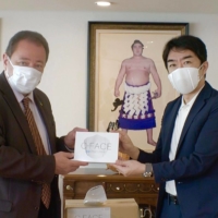 Taisuke Ono, CEO of Donut Robotics, donates 120 smart masks to Ukrainian Ambassador to Japan Sergiy Korsunsky, at the Ukrainian Embassy in Tokyo on Tuesday. | DONUT ROBOTICS

