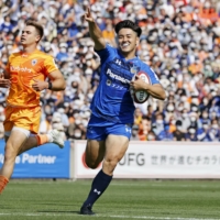 Wild Knights winger Koki Takeyama scores a try off an interception during a League One semifinal against Spears at Tokyo\'s Prince Chichibu Memorial Rugby Ground on Sunday. | KYODO