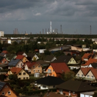 The oil refinery in Schwedt, Germany. Roughly a tenth of the city\'s 30,000 inhabitants hold secure union jobs at the refinery and its supporting industries. | KATRIN STREICHER / THE NEW YORK TIMES