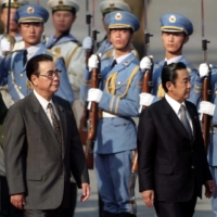 Then-Chinese Premier Li Peng (second from left) and then-Prime Minister Ryutaro Hashimoto in Tiananmen Square in September 1997. Hashimoto spent four days in China as part of events marking the 25th anniversary of the restoration of diplomatic ties between Tokyo and Beijing. | REUTERS
