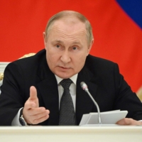 Russian President Vladimir Putin chairs a meeting of the State Council Presidium at the Kremlin in Moscow on Wednesday. A law to seize the property of foreign investors follows an exodus of Western companies, such as Starbucks, McDonald\'s and brewer AB InBev, and increases pressure on those still there. | SERGEI GUNEYEV / SPUTNIK / VIA AFP-JIJI
