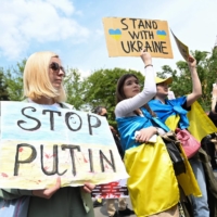 Demonstrators protest against Russia\'s aggression and war in Ukraine, in downtown Budapest on April 30. | AFP-JIJI