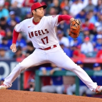 Shohei Ohtani pitches against the Blue Jays during the first inning in Anaheim, California, on Thursday. | USA TODAY / VIA REUTERS