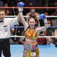 Tamao Ozawa (right) is declared the winner of her WBO women\'s super flyweight title bout against Miyo Yoshida at Tokyo\'s Korakuen Hall on Monday. | KYODO