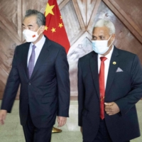 Chinese Foreign Minister Wang Yi (left) and Vanuatu\'s Prime Minister Bob Loughman Weibur after a media event in Port Vila, Vanuatu, on Wednesday. On Monday, Wang aimed to sign a sweeping regional deal in the South Pacific to entrench Beijing’s influence. | AFP-JIJI