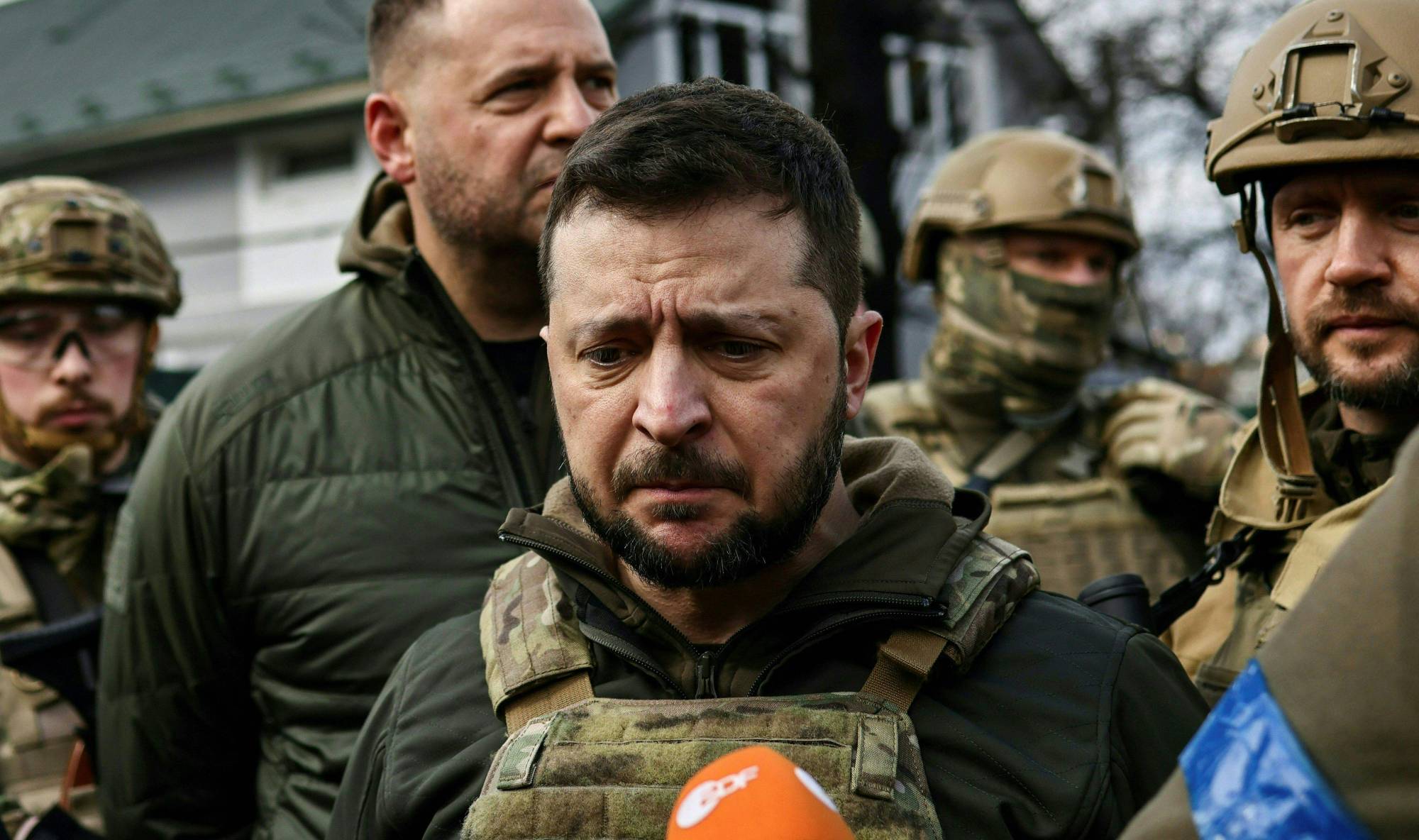 Ukainian President Volodymyr Zelenskyy (center) in Bucha, Ukraine, on April 4. France, Germany and Italy, in particular, have begun to call for ceasefire talks that, if concluded today, would leave as much as 20% of Ukrainian territory under Russian control. | AFP-JIJI
