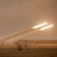 High Mobility Artillery Rocket System launchers fire salvos during the \"African Lion\" military exercise in the Grier Labouihi region in southeastern Morocco in June 2021. The United States is sending HIMARS advanced multiple rocket systems to Ukraine.  | AFP-JIJI